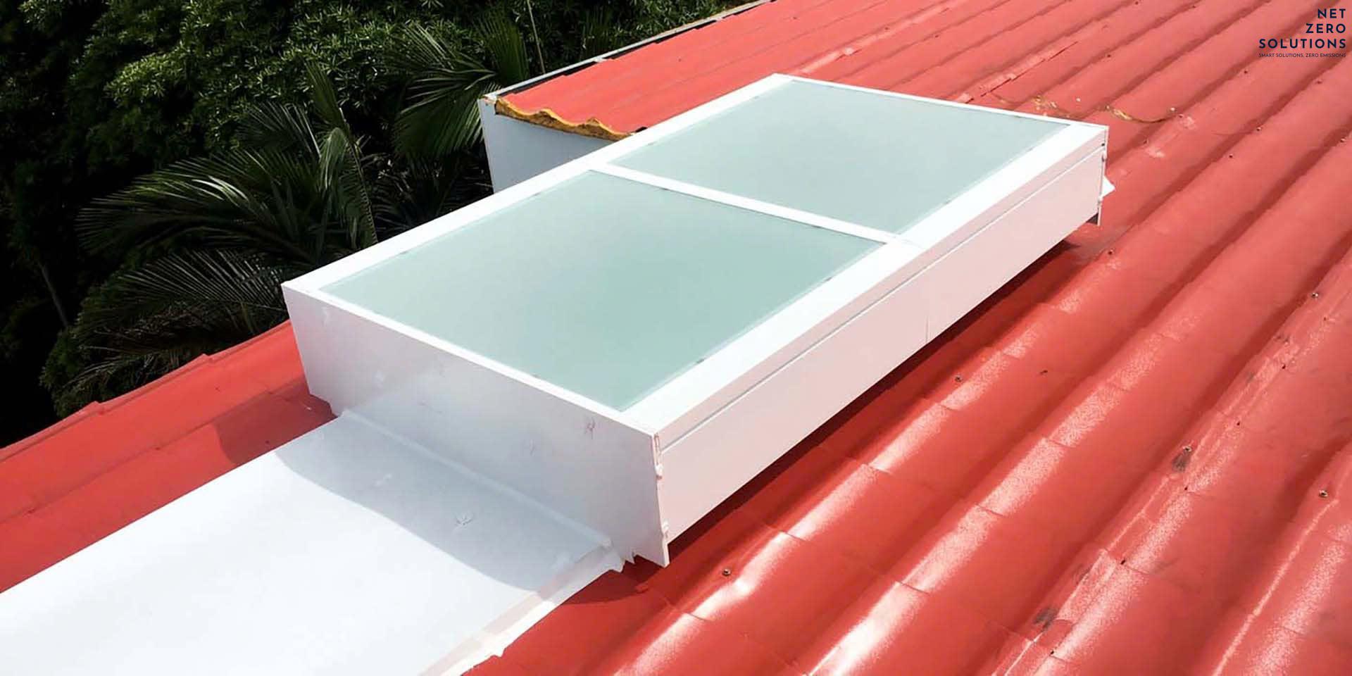Giếng trời thông minh lấy sáng và gió lắp trên hệ thống mái ngói