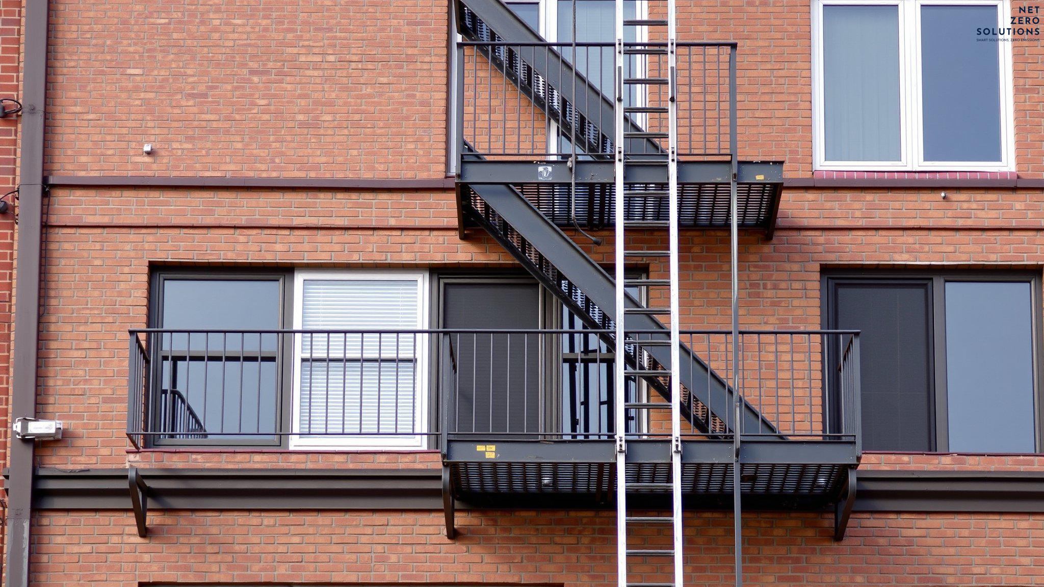 thang thoát hiểm ngoài nhà