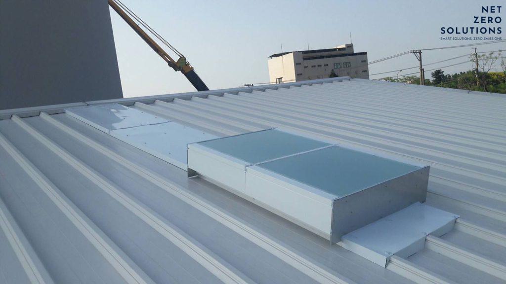 Cửa sổ giếng trời bằng nhôm kính trên mái tôn