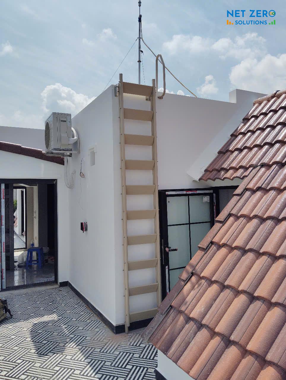 Lắp thang gấp lên mái cho biệt thự ở Vinhomes Riverside, Long Biên thẩm mỹ và tiện dụng