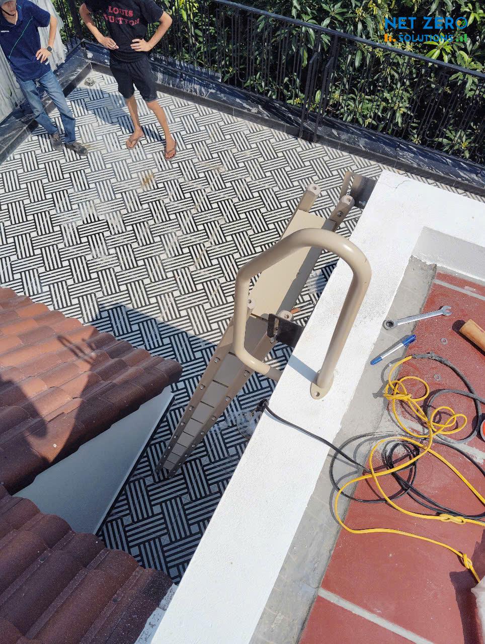 Lắp thang gấp lên mái cho biệt thự ở Vinhomes Riverside, Long Biên thẩm mỹ và tiện dụng