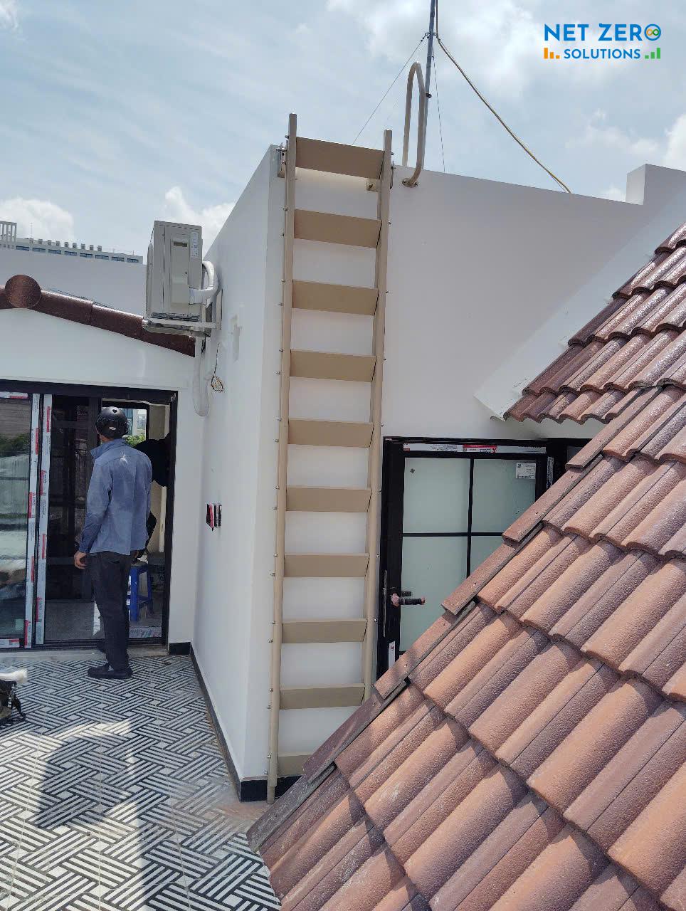 Lắp thang gấp lên mái cho biệt thự ở Vinhomes Riverside, Long Biên thẩm mỹ và tiện dụng