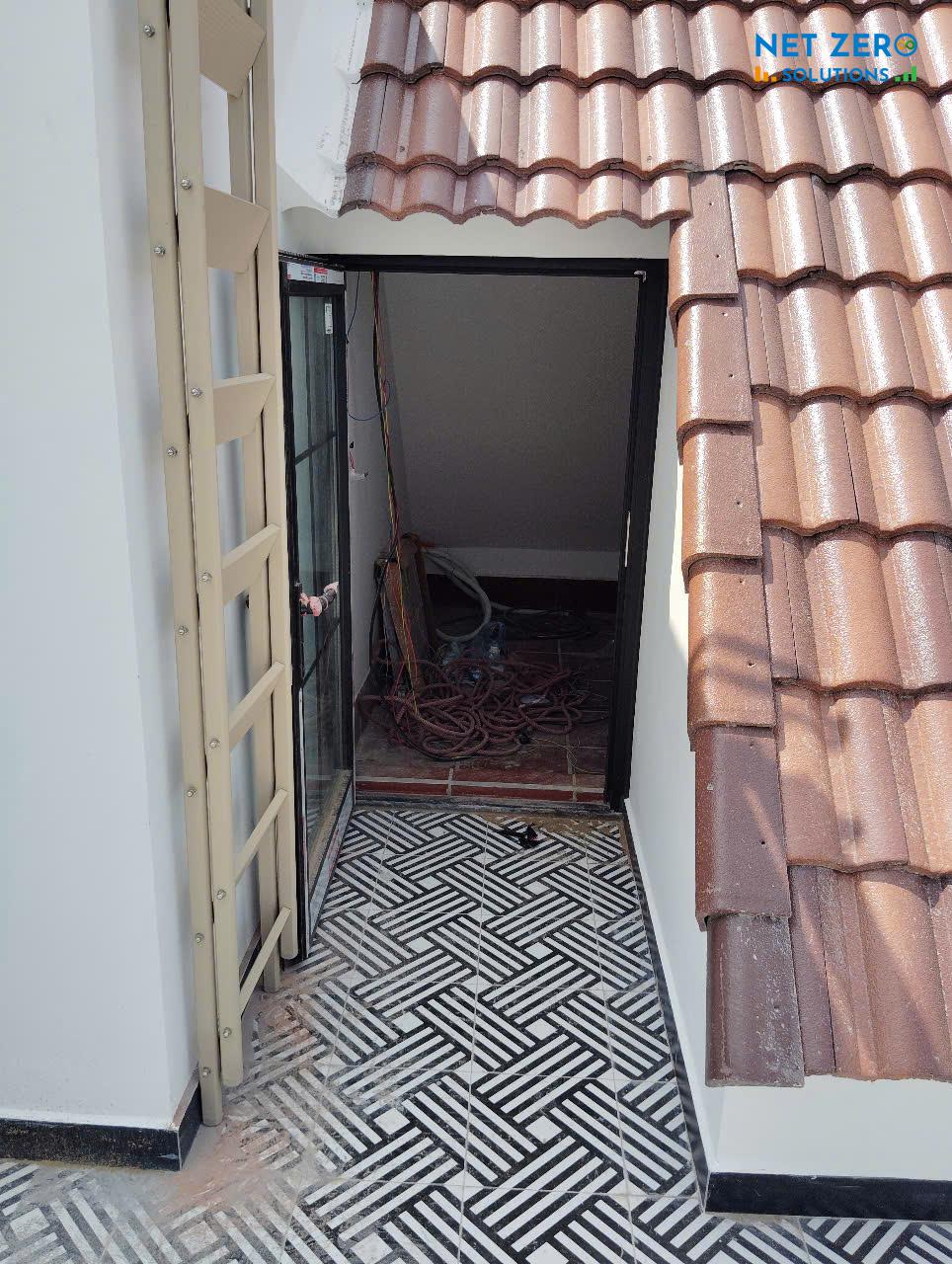 Lắp thang gấp lên mái cho biệt thự ở Vinhomes Riverside, Long Biên thẩm mỹ và tiện dụng