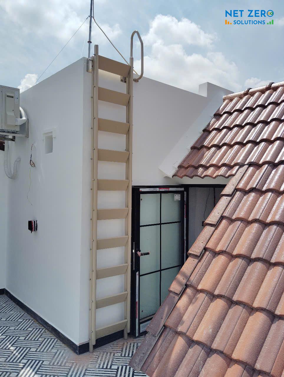 Lắp thang gấp lên mái cho biệt thự ở Vinhomes Riverside, Long Biên thẩm mỹ và tiện dụng