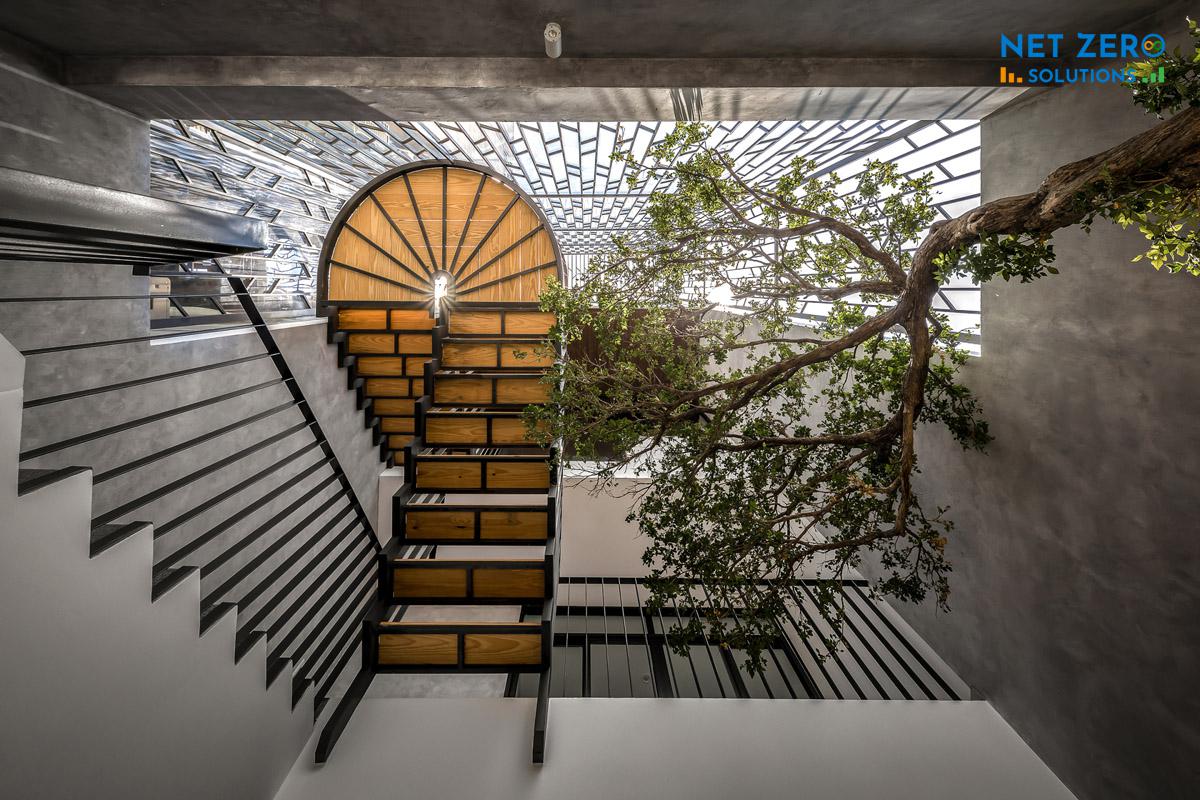 cầu thang ngoài trời lên sân thượng xoắn