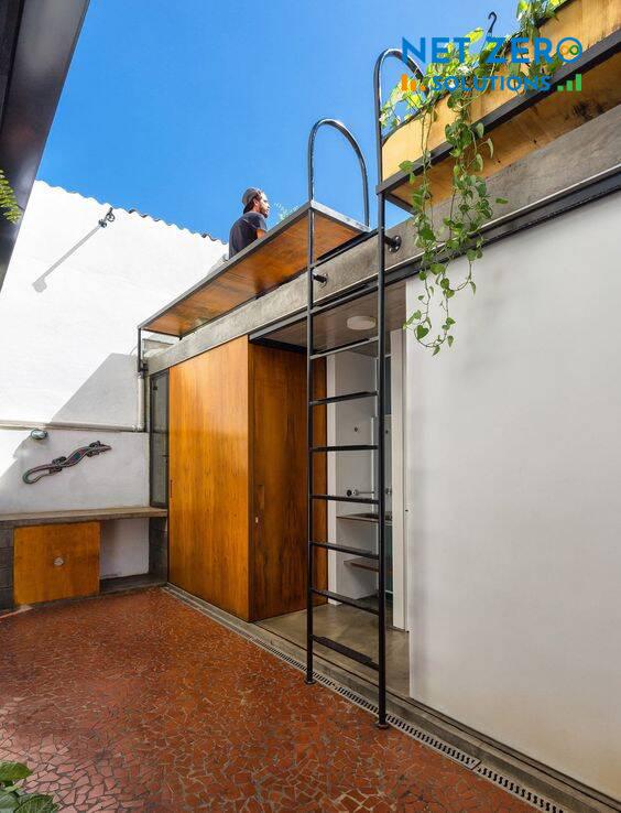 cầu thang ngoài trời lên sân thượng tối giản