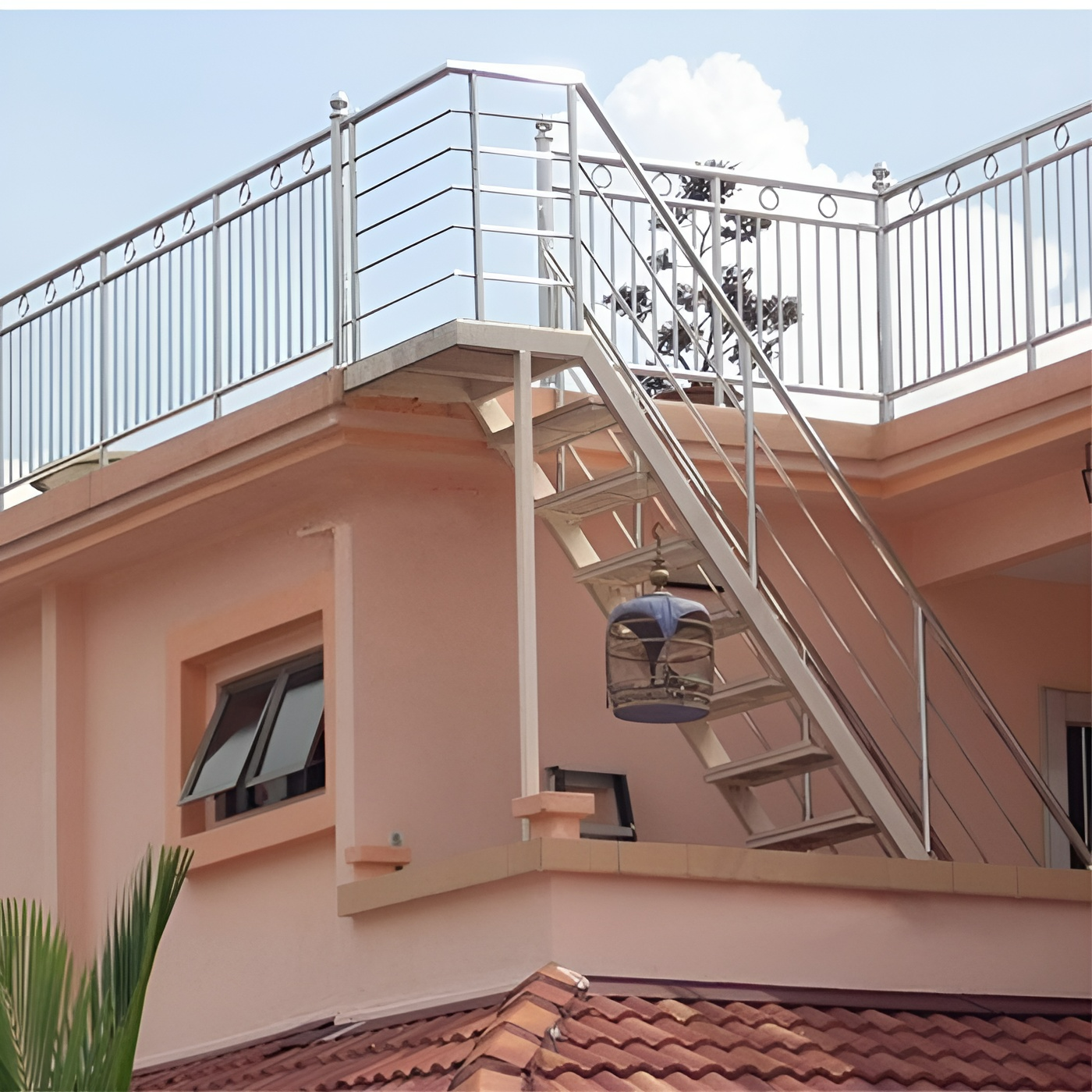 giá cầu thang ngoài trời lên sân thượng