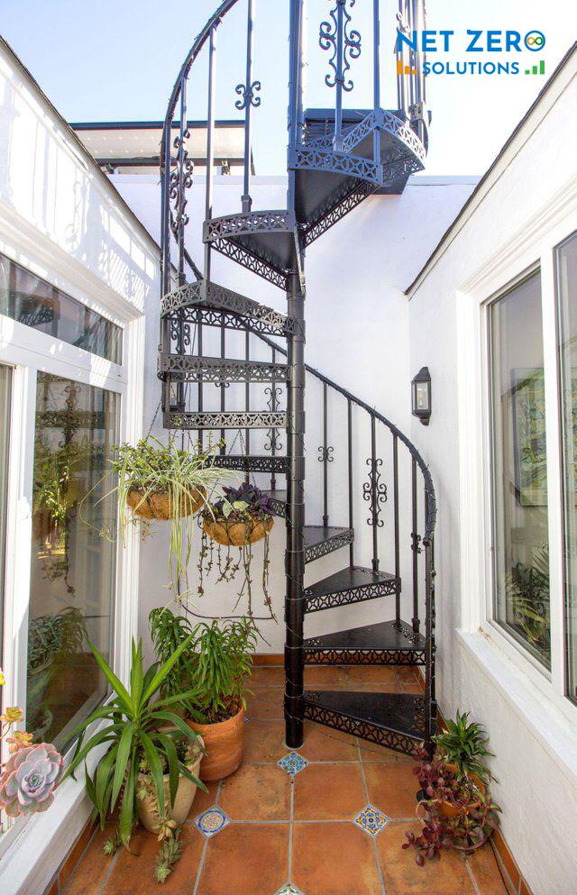 cầu thang ngoài trời lên sân thượng sắt