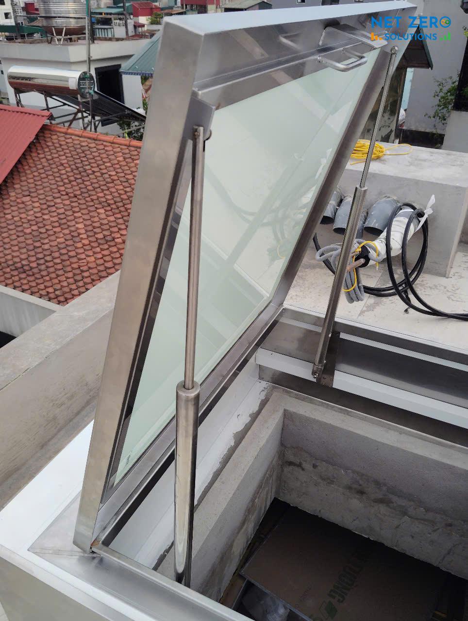 Lắp Giếng trời thông minh kết hợp Nắp thăm mái tại Thịnh Hào, Hà Nội